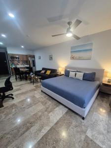 a bedroom with a bed and a living room at Tu estancia perfecta - ubicación y privacidad in Playa del Carmen +13 photos