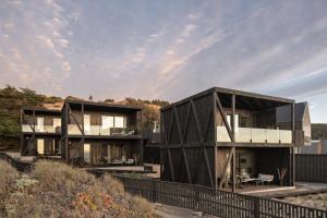 a modern house with a black facade at Qbos Matanzas in Matanzas