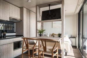 a dining room with a table and chairs in a kitchen at Qbos Matanzas in Matanzas