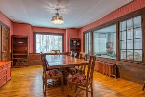 a dining room with a wooden table and chairs at The Greenfield in Bethlehem
