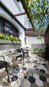 a patio with a table and chairs and a glass ceiling at QUINTA SEIS TRES in Bogotá