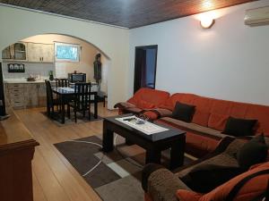 a living room with a couch and a table at Elan apartmani in Bar