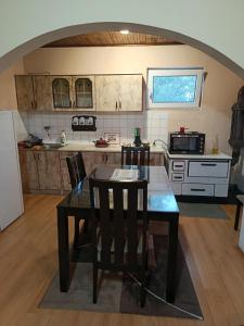 a kitchen with a table and chairs in it at Elan apartmani in Bar