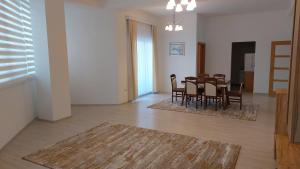 a living room with a dining room table and chairs at Orges Apartament in Struga