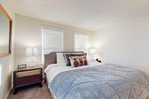 a bedroom with a large bed and two lamps at Teddy's Getaway in Ludlow