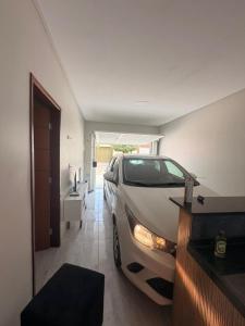 a car parked in a room with a bathroom at Comfort Ton House in Juazeiro do Norte