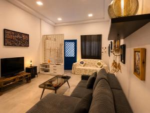 a living room with a couch and a tv at Blueyes in Tunis