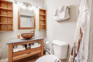 ein Badezimmer mit Toilette, Waschbecken und Spiegel in der Unterkunft Vantage Point #8 in Stratton + 45 Fotos