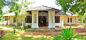 Casa blanca pequeña con porche en Villa Helvetia, en Galle