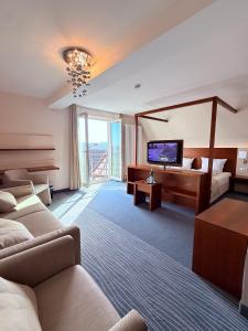 a hotel room with a bed and a television at Krone Langenburg by Ammesso in Langenburg