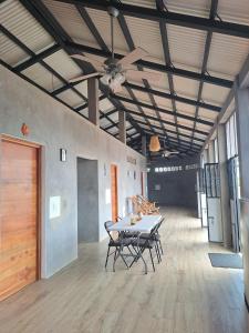 a table and chairs in a room with a ceiling at Maison 3 chambres in Granada