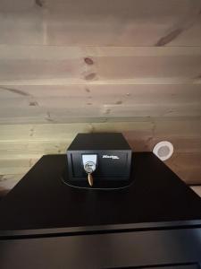 a black box with a ring on top of a table at Rom med eget bad til leie felles inngang Uten kjøkken og stue Kun overnatting in Tjørhom