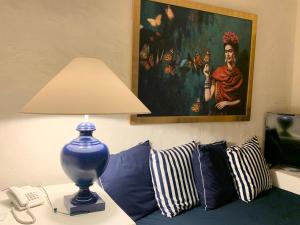 a lamp sitting on a table next to a couch at Il Piccolo Peccato in Cuernavaca