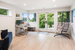 an open living room with a desk and chairs at Seasons at Leschi Hillsides in Seattle