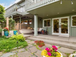 a home with a porch with flowers in the yard at Seasons at Leschi Hillsides in Seattle