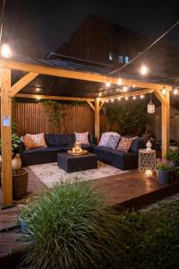 a patio with couches and a table and lights at Cerca de Nueva York, Confortable in West New York