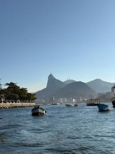 ein großes Gewässer mit Booten darin in der Unterkunft Quatronos in Rio de Janeiro
