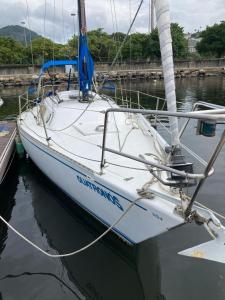 ein weißes Segelboot, das an einem Steg im Wasser festgemacht ist in der Unterkunft Quatronos in Rio de Janeiro + 6 Fotos