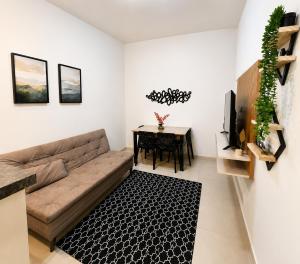 a living room with a couch and a table at Casa Harmonia - Ar Condicionado in Bom Jesus da Lapa