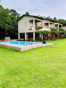 a house with a swimming pool in the yard at Rancho PJ - Presidente Juscelino-MA in Morros