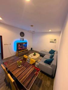 a living room with a couch and a table at استراحة الرايس in Rayyis