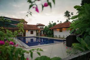 a swimming pool in front of a house at SVS Arena in Kizhake Chālakudi +85 photos