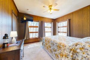 ein Schlafzimmer mit Bett und Deckenventilator in der Unterkunft Let's Bay Together in Ossipee