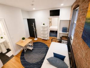 a living room with a couch and a table at Empire State & nest in New York