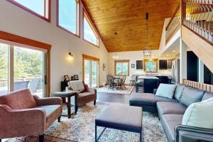 a living room with a couch and a table at Ferncrest Mountain House in Conway
