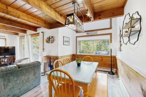 a dining room with a table and a couch at Casa Bear Cub in Bartlett