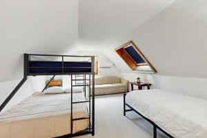 a bedroom with a bunk bed and a couch at Casa Bear Cub in Bartlett
