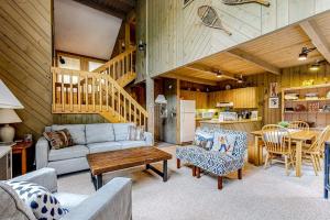 a living room with a couch and a table at Snowy Peaks Hideaway in Conway