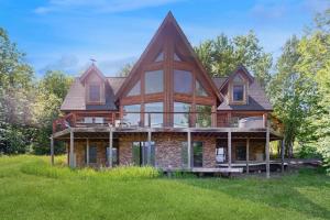 a large house with a gambrel roof at Bearly Behaving Lodge in Sugar Hill
