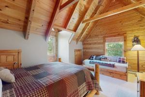 a bedroom with two beds in a log cabin at Bearly Behaving Lodge in Sugar Hill