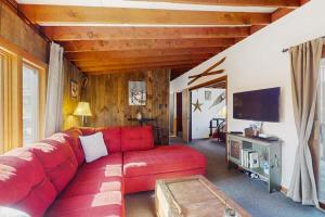 a living room with a red couch and a tv at North Lynx 8 in Warren