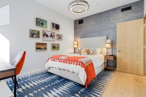 a bedroom with a king sized bed and a desk at Glenwood Excellence in Jackson