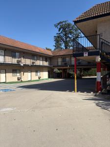 an empty parking lot in front of a building at Townhouse Motel- Alhambra-South Pasadena-San Marino in Alhambra +10 photos