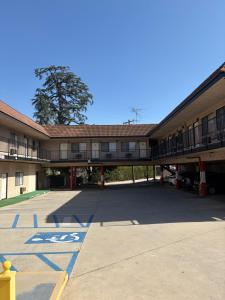 an empty parking lot in front of a building at Townhouse Motel- Alhambra-South Pasadena-San Marino in Alhambra