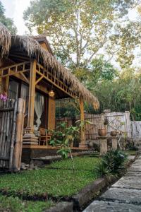 a small hut with a grass roof at Pondok Sapta Sallaca in Selat