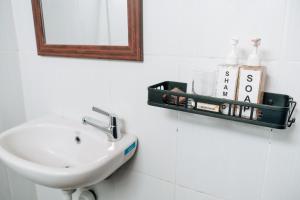 a bathroom with a sink and a mirror at Pondok Sapta Sallaca in Selat