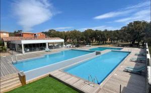 an image of a swimming pool in a resort at Appartement climatisé avec jardin et piscine in Lecci