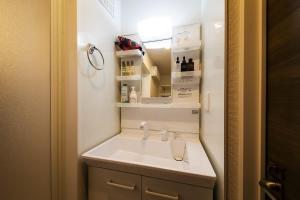 a bathroom with a sink and a mirror at 萩別邸 シーサイド1 HAGI Bettei SEASIDE1 in Hagi