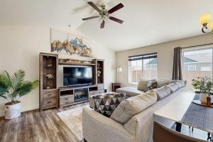 a living room with a couch and a tv at Bridger View Retreat in Belgrade