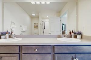 a bathroom with two sinks and a large mirror at Bridger View Retreat in Belgrade +36 photos
