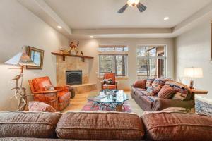 a living room with two couches and a fireplace at Paniolo Inn in Whitefish