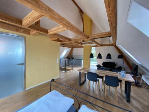 a room with a table and chairs in a room at Hopfengrün Langenthal in Langenthal