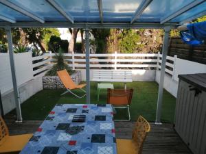 a screened in porch with a table and chairs at Studio cocon in Cabestany