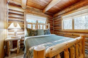 a bedroom with a bed in a log cabin at Blacktail Cabin in Somers