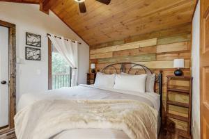 ein Schlafzimmer mit einem Bett und einer Holzwand in der Unterkunft Moose Chalet in Bigfork