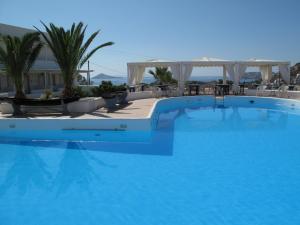 Bazén v ubytování Porto Scoutari Romantic Hotel nebo v jeho okolí